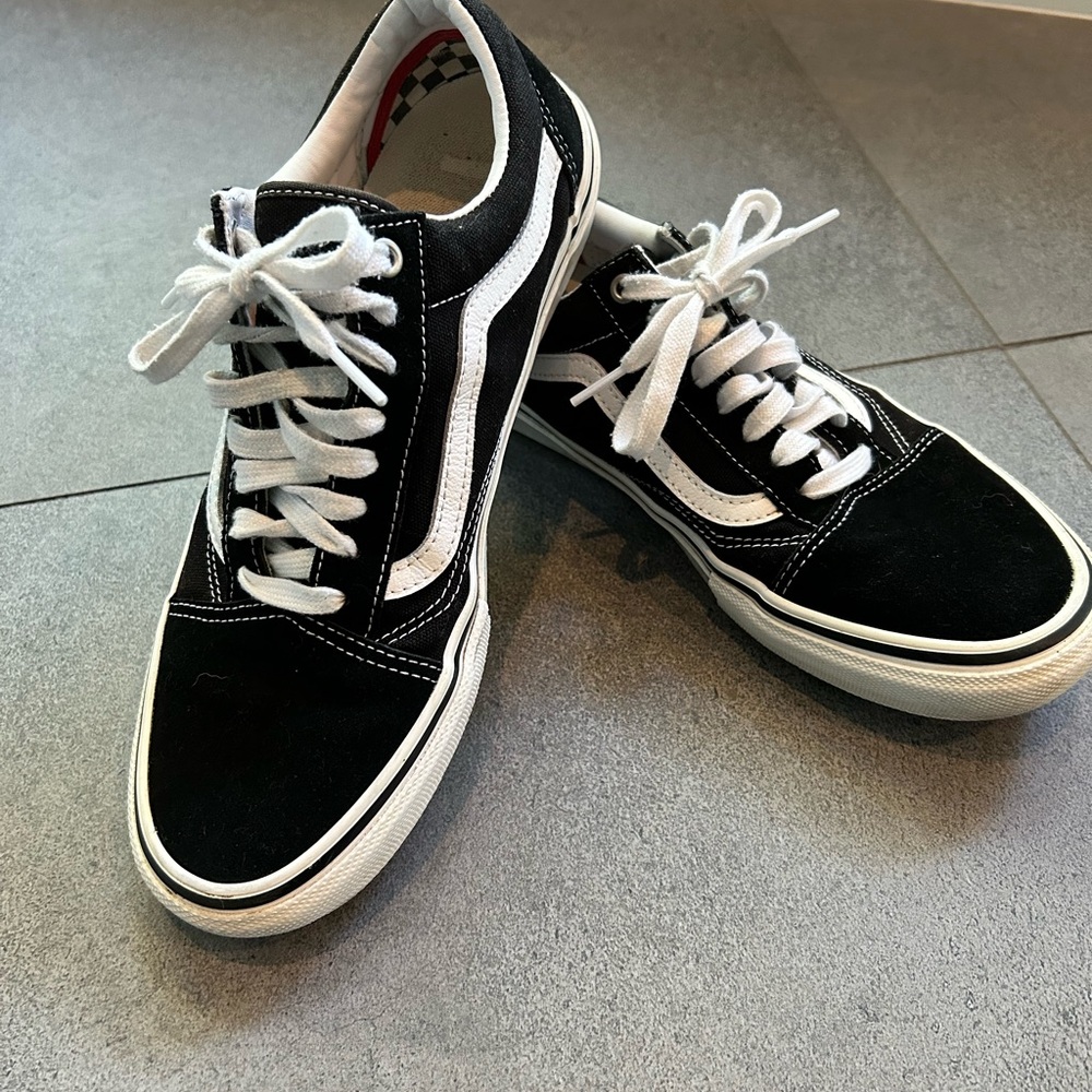 Van’s black and white Old Skool